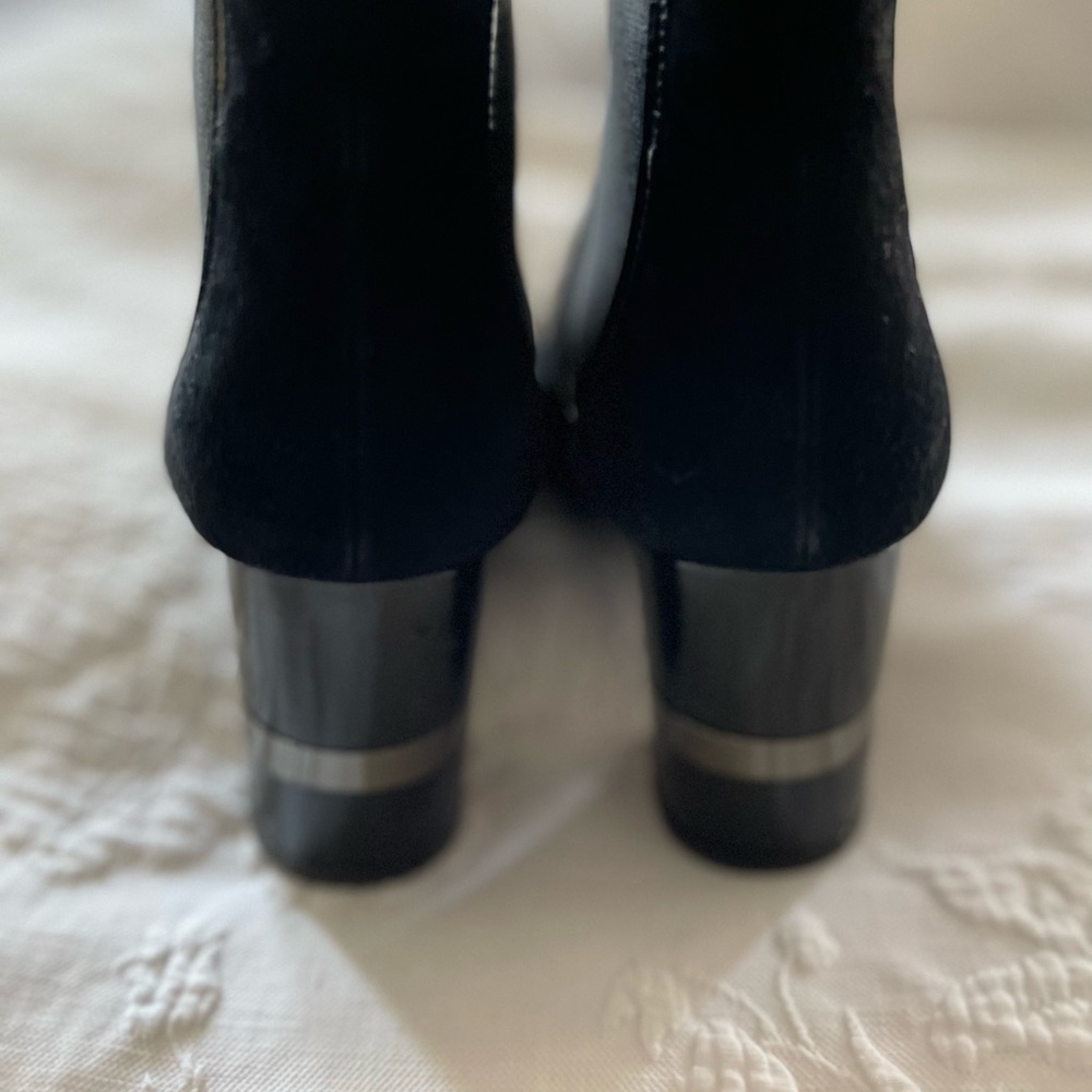 Stuart Weitzman black suede booties size 8.5 - Picture 5 of 5